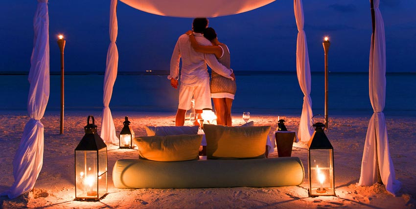 dinner-time-maldives-honeymoon-packages(1).jpg